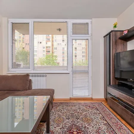 Comfortable One Bedroom In A Lively Area | Zona B5 | Russian Square Lägenhet *