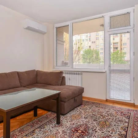 Comfortable One Bedroom In A Lively Area | Zona B5 | Russian Square Lägenhet