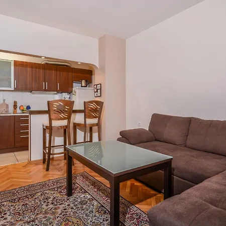 Comfortable One Bedroom In A Lively Area | Zona B5 | Russian Square