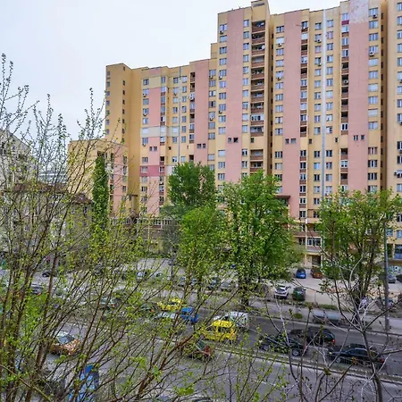 Comfortable One Bedroom In A Lively Area | Zona B5 | Russian Square Апартаменты София
