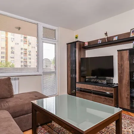 Comfortable One Bedroom In A Lively Area | Zona B5 | Russian Square 소피아