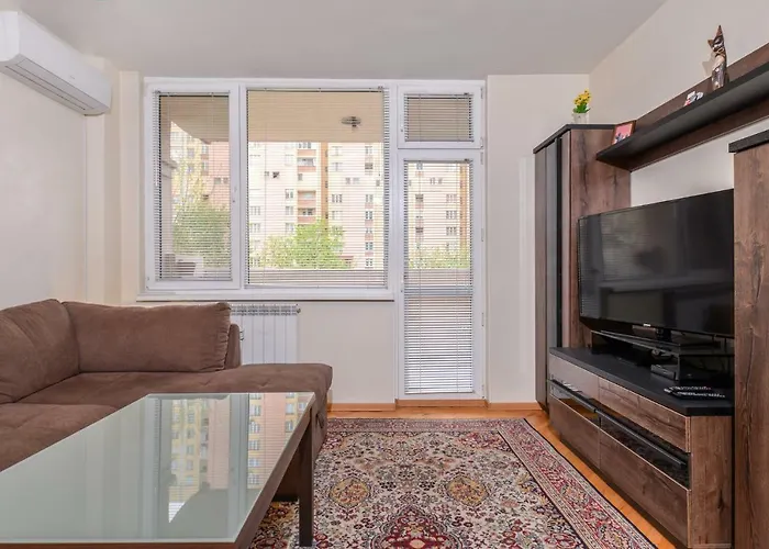 Comfortable One Bedroom In A Lively Area | Zona B5 | Russian Square Lejlighed *