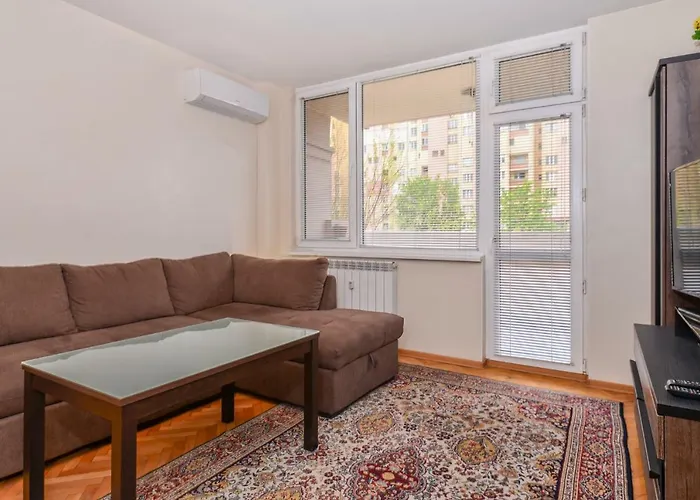 Comfortable One Bedroom In A Lively Area | Zona B5 | Russian Square Lejlighed