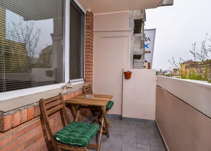 Lejlighed Comfortable One Bedroom In A Lively Area | Zona B5 | Russian Square Sofia